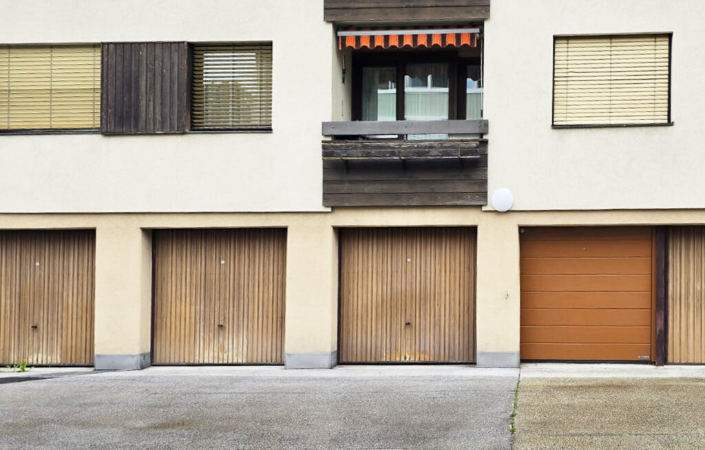 Renovierung-Garagentoraustausch-Garagensektionaltor-m-sicke-woodgrain-sepiabraun