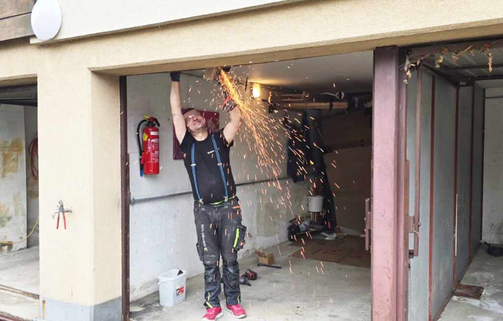 Renovierung-Garagentoraustausch-Garagensektionaltor-m-sicke-woodgrain-sepiabraun