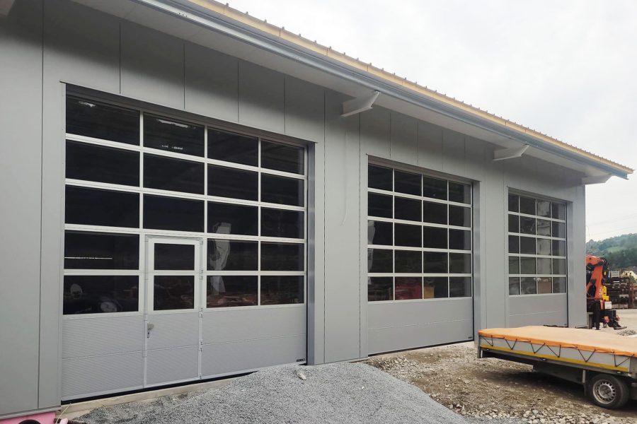 industriesektionaltor-proline-mit-sichtsektionen-schlupftuere-ral-9006-weissaluminium-8