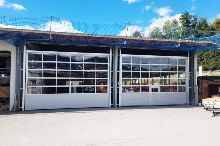 industriesektionaltor-proline-mit-sichtsektionen-schlupftuere-ral-9006-weissaluminium-13