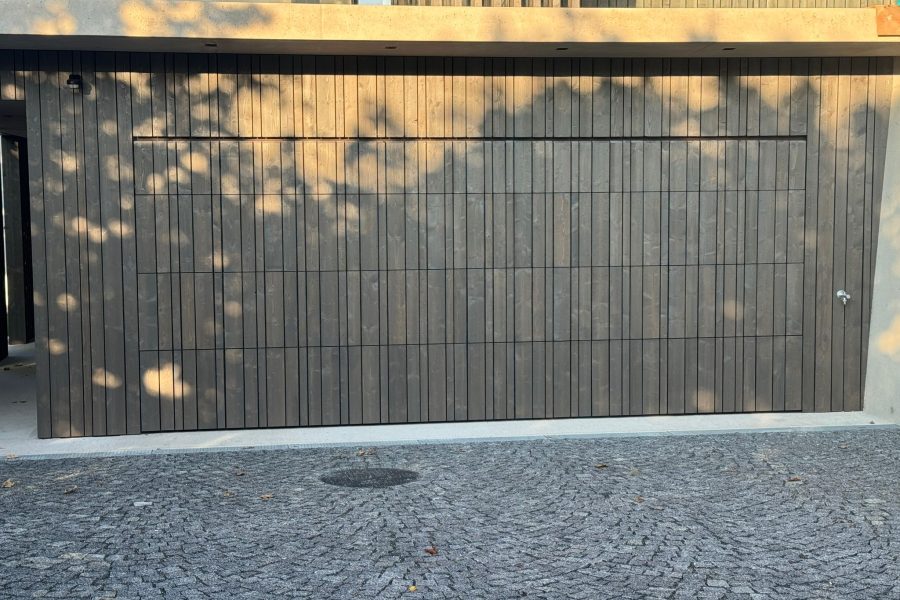 garagensektionaltor-mit-holzaufdoppelung-fassadengleich-design-spezial-unterkonstruktion