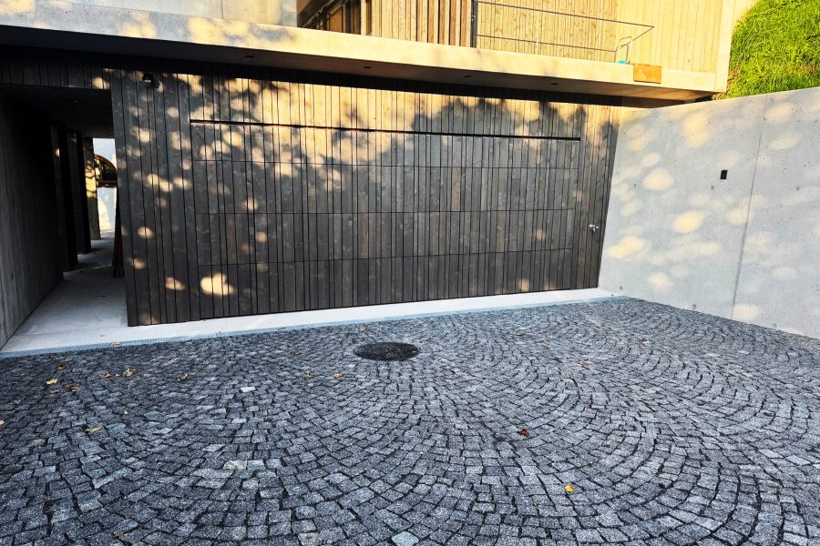 garagensektionaltor-mit-holzaufdoppelung-fassadengleich-design-spezial-unterkonstruktion