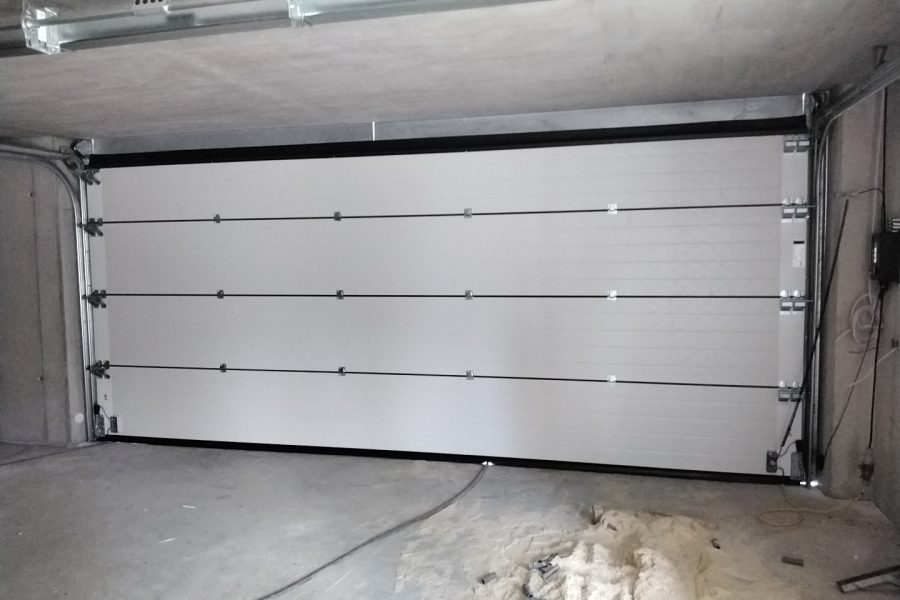 garagensektionaltor-mit-holzaufdoppelung-fassadengleich-design-spezial-unterkonstruktion