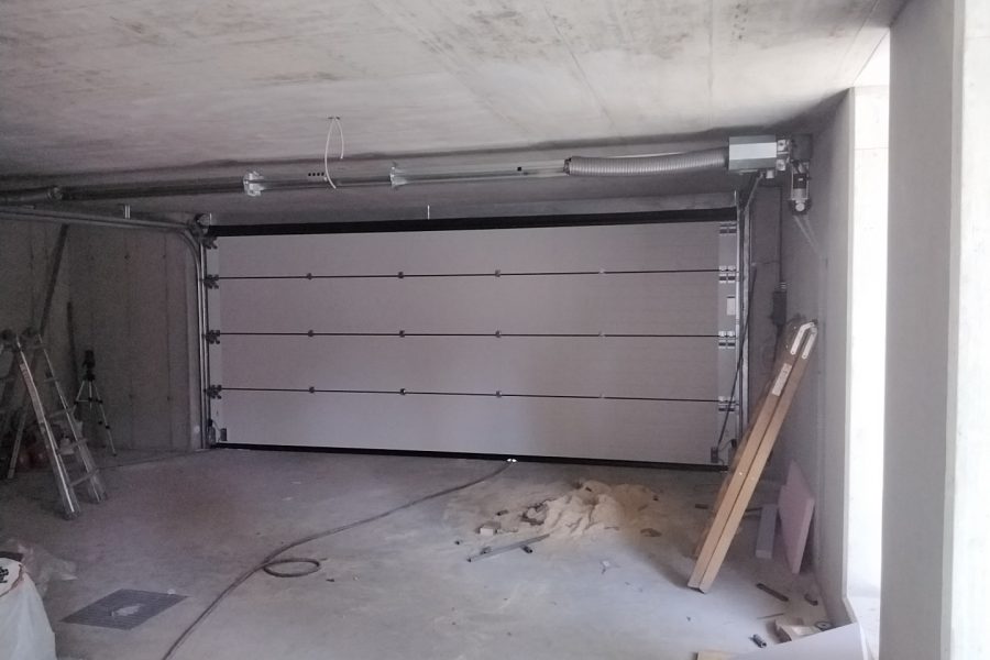 garagensektionaltor-mit-holzaufdoppelung-fassadengleich-design-spezial-unterkonstruktion