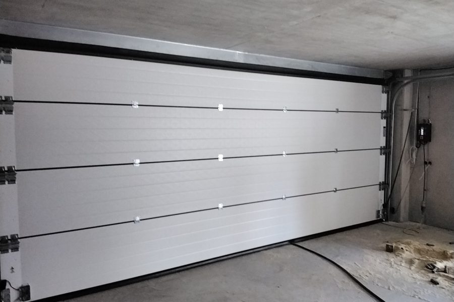 garagensektionaltor-mit-holzaufdoppelung-fassadengleich-design-spezial-unterkonstruktion