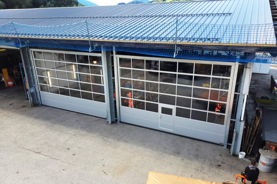 industriesektionaltor-proline-mit-sichtsektionen-schlupftuere-ral-9006-weissaluminium-12