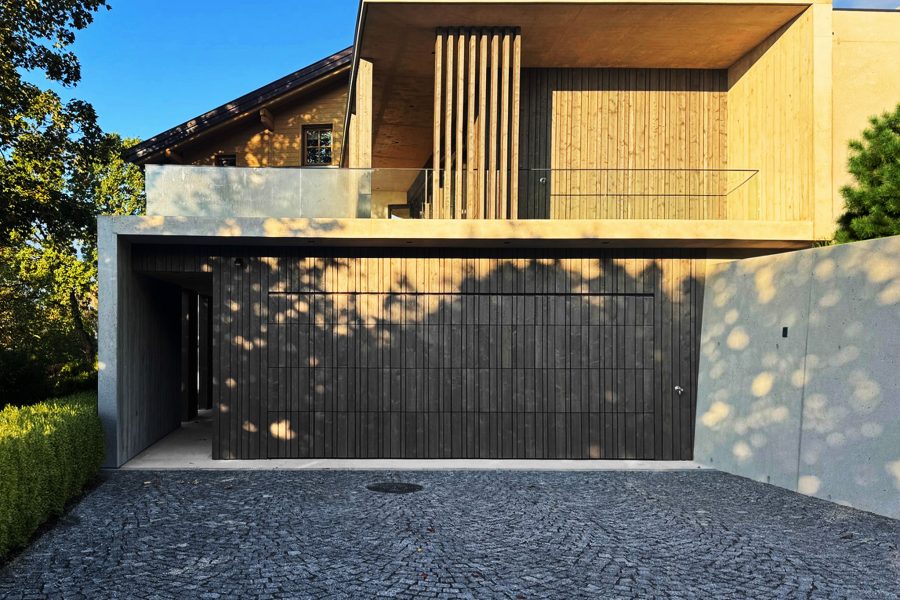 garagensektionaltor-ansichtsgleich-mit-fassade-holzaufdoppelung-design