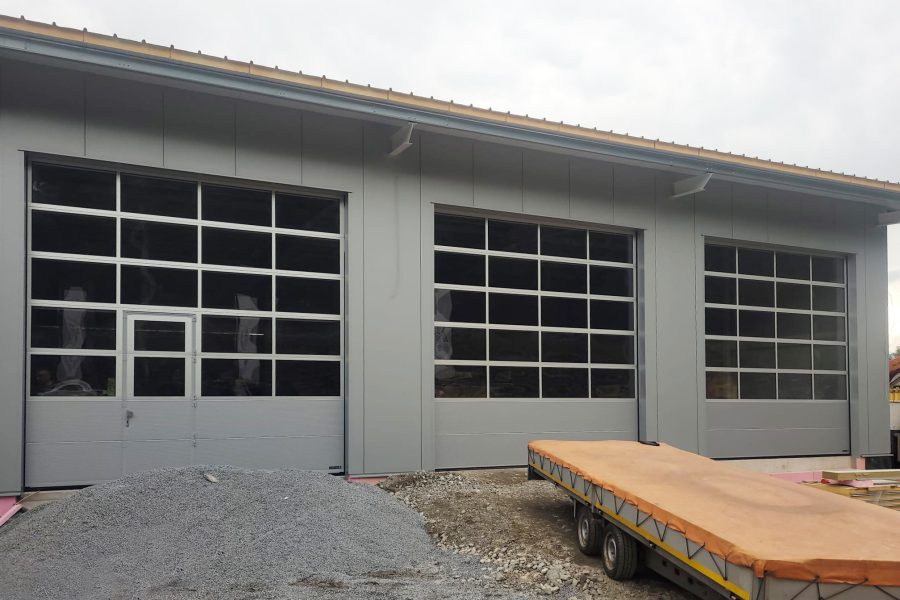 industriesektionaltor-proline-mit-sichtsektionen-schlupftuere-ral-9006-weissaluminium-9industriesektionaltor-proline-mit-sichtsektionen-schlupftuere-ral-9006-weissaluminium-1