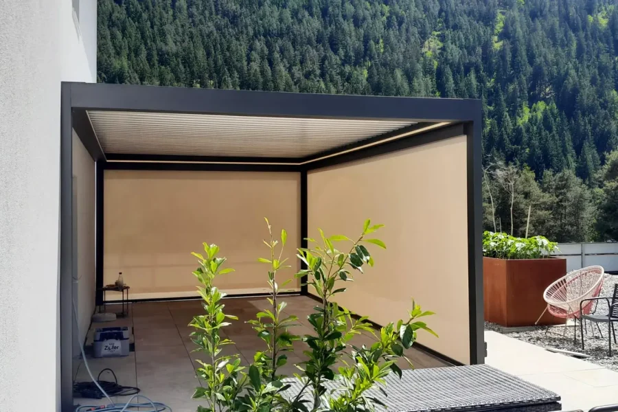 pergola-gt-400-71319-fsm-graphit-mit-ziiip-refleksol-senkrechtmarkise-3