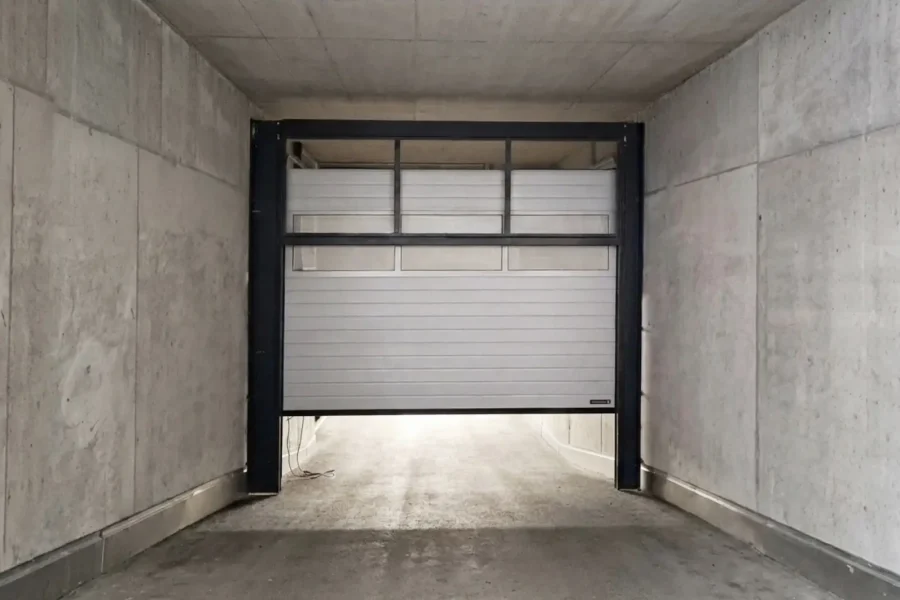 tiefgaragen-sektionaltor-proline-mit-streckmetallgitter-alu-eloxiert-s-sicke-stucco-prutz-2