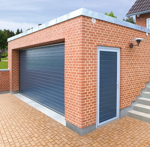 Nebentür und Garagen-Sektionaltor in RAL 7016 Grauanthrazit S-Sicke woodgrain | TREND
